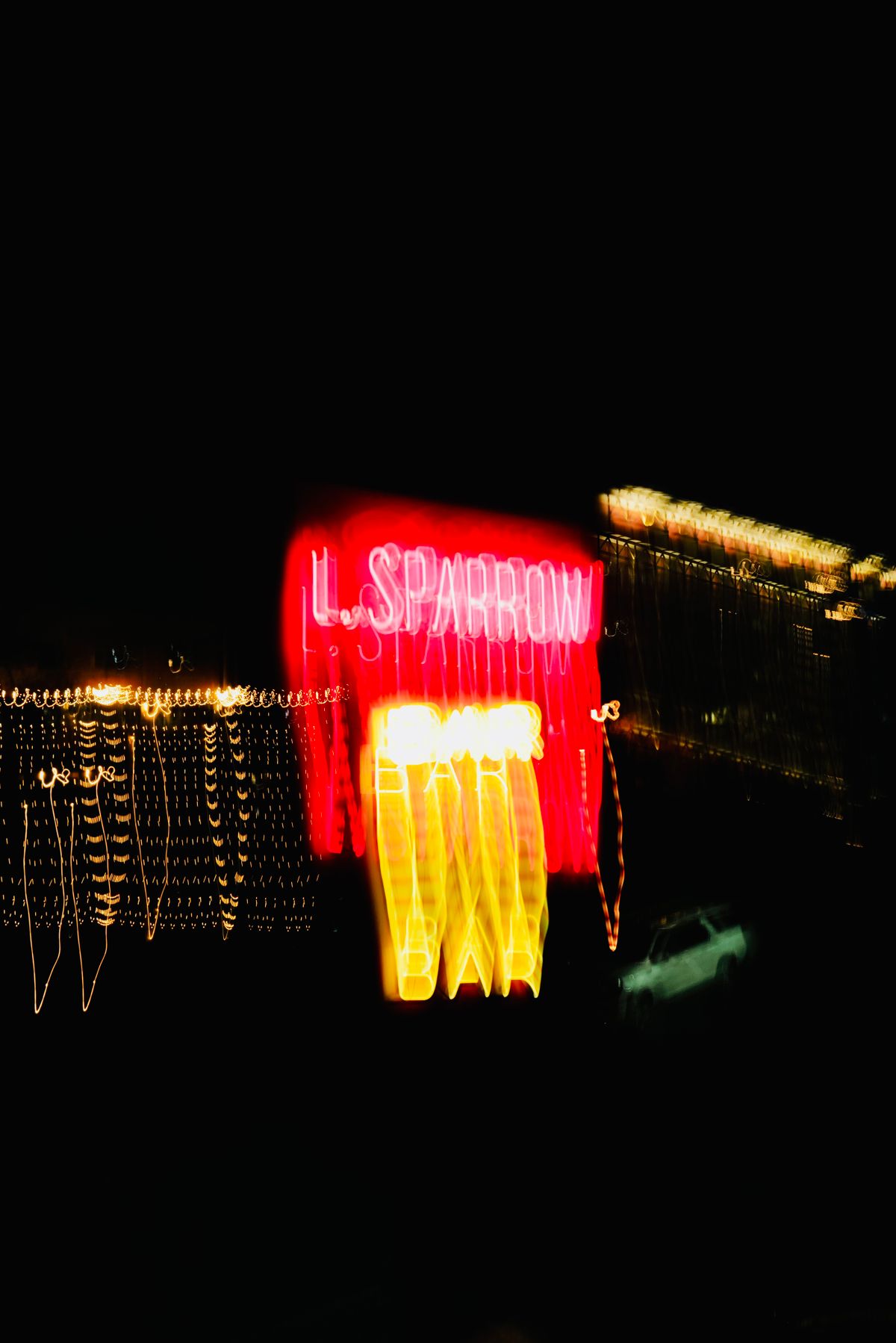 紫青霓虹轨迹在黑夜中形成流动光影